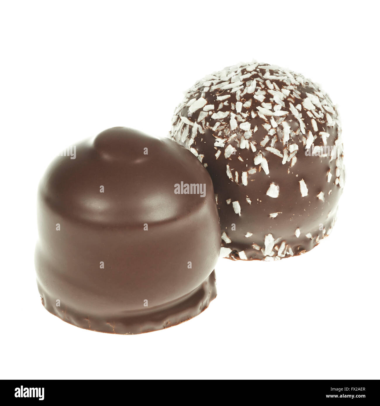 Schokolade beschichtete Marshmallow behandelt isoliert auf weiss Stockfoto