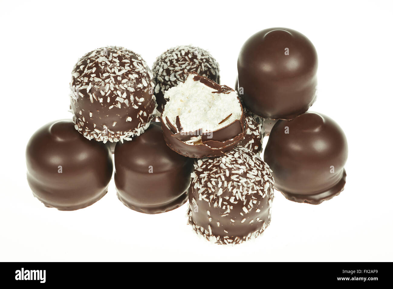 Schokolade beschichtete Marshmallow behandelt isoliert auf weiss Stockfoto