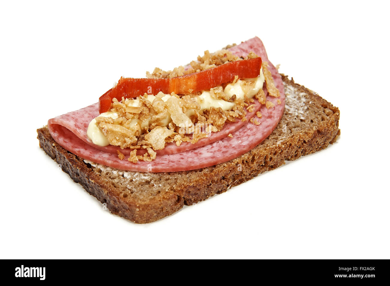 Dänische Smørrebrød mit Salami, isoliert auf weiss Stockfoto