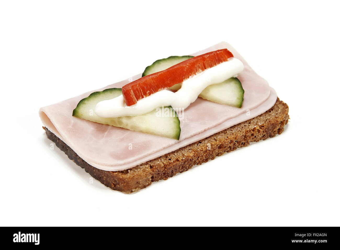 Dänische Smørrebrød mit Schinken isoliert auf weiss Stockfoto