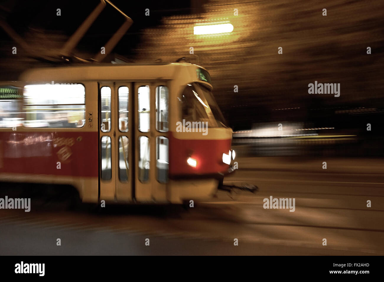 Rot und weiß verschwimmen Straßenbahn Umzug durch die Stadt mit Bewegung Stockfoto