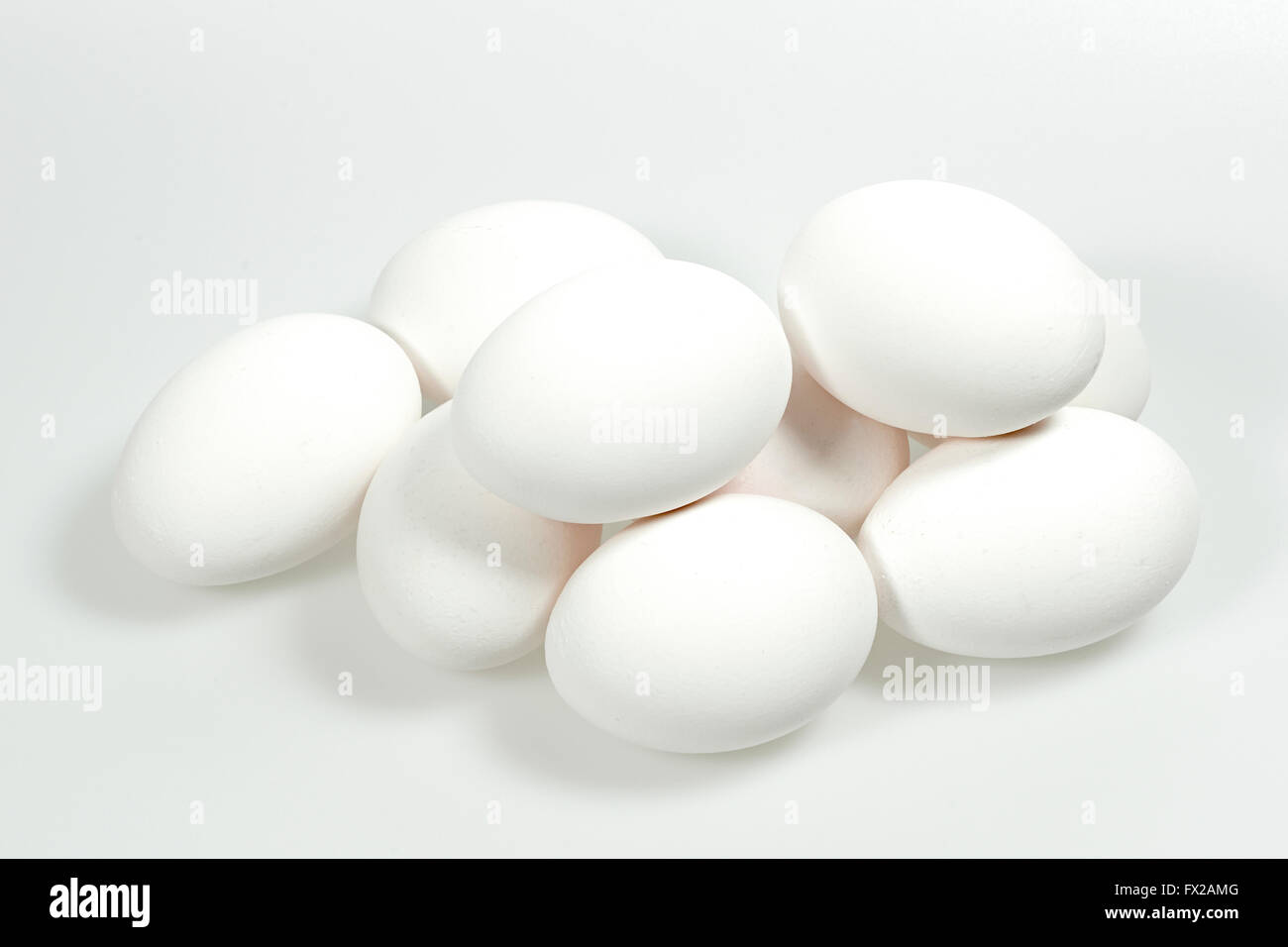 Weißen Eiern isoliert auf weißem Hintergrund Stockfoto
