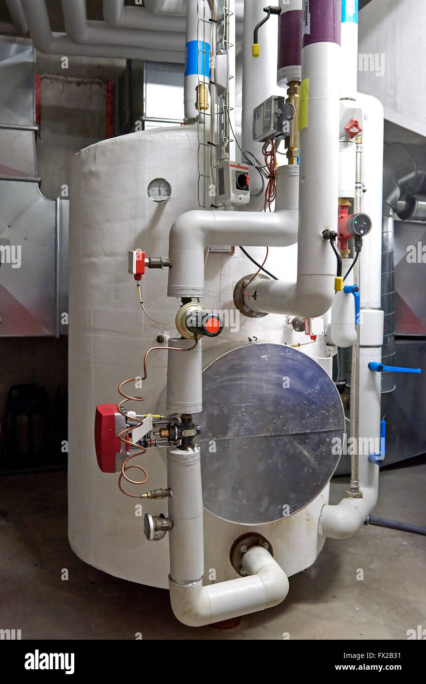 Warmwasser-Speicher Tank stehend in einem Heizraum verwendet Stockfoto