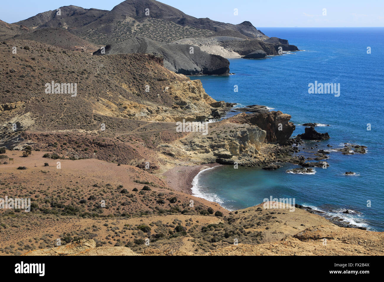 Küstenlandschaft Cabo de Gata Naturpark, Blick nach Osten in Richtung San Jose, Almeria, Spanien Stockfoto