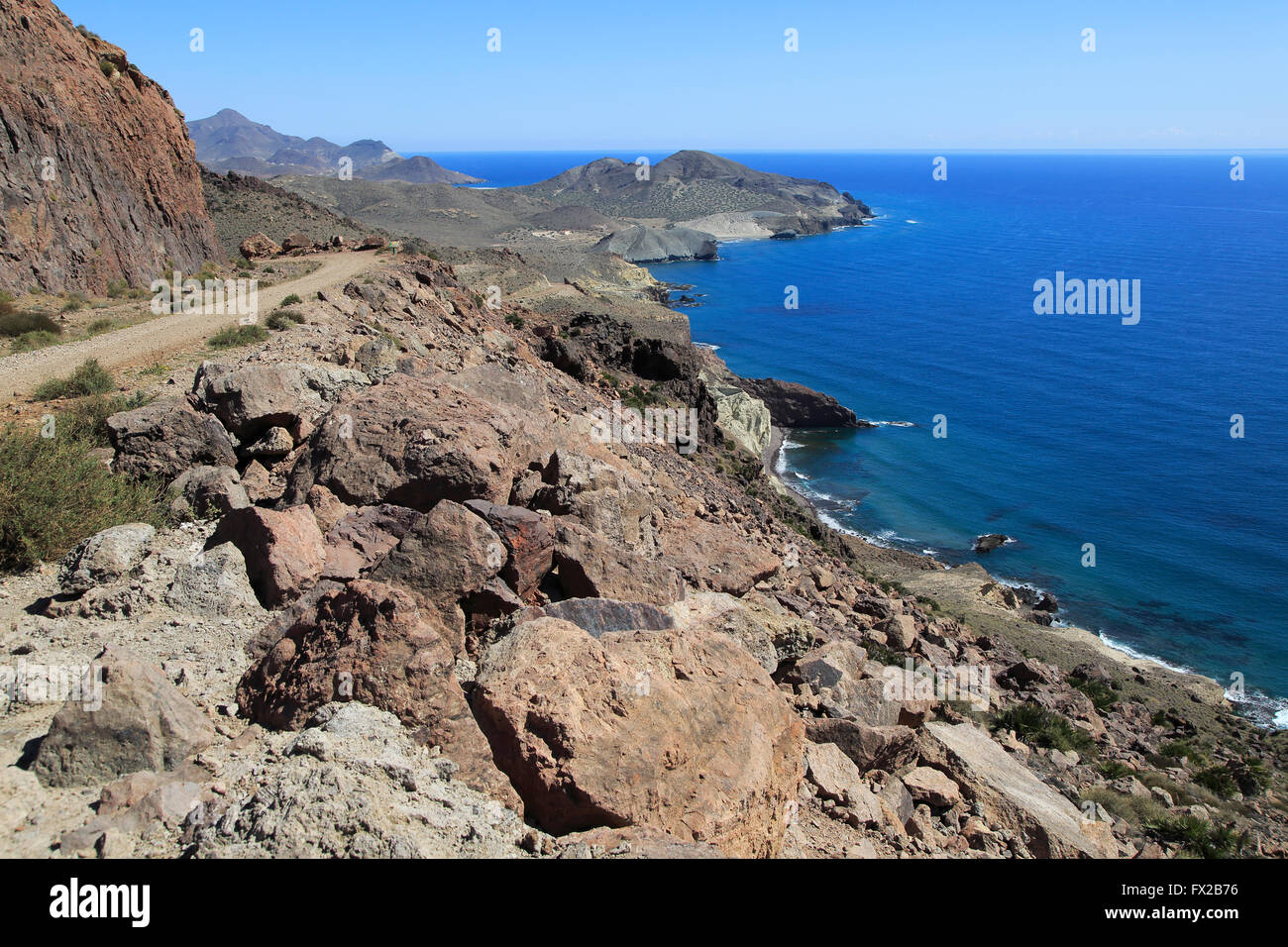 Küstenlandschaft Cabo de Gata Naturpark, Blick nach Osten in Richtung San Jose, Almeria, Spanien Stockfoto