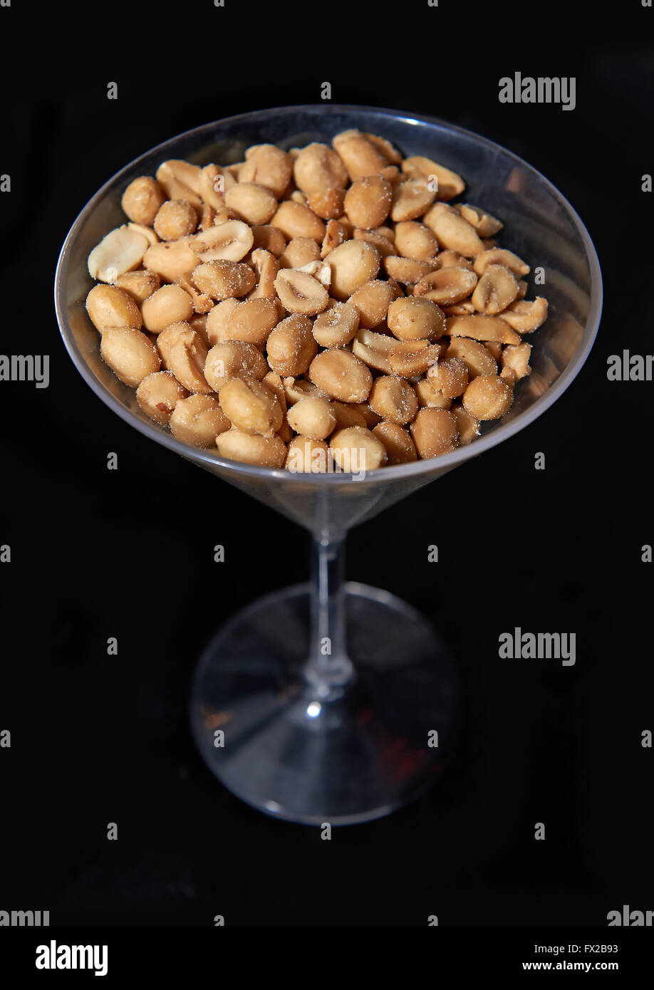 Gesalzene Erdnüsse auf schwarzem Hintergrund isoliert Stockfoto