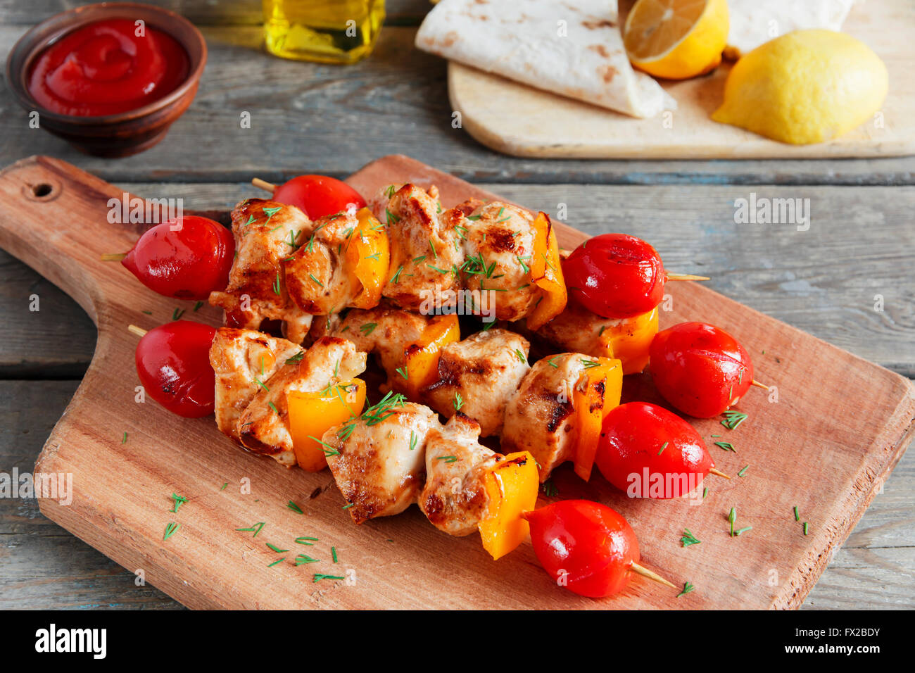 Huhn Schaschlik mit Paprika-Tomaten-Holzstäbchen Stockfoto