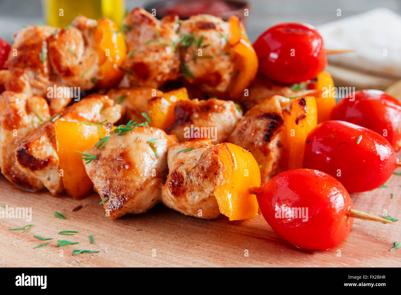 Huhn Schaschlik mit Paprika-Tomaten-Holzstäbchen Stockfoto