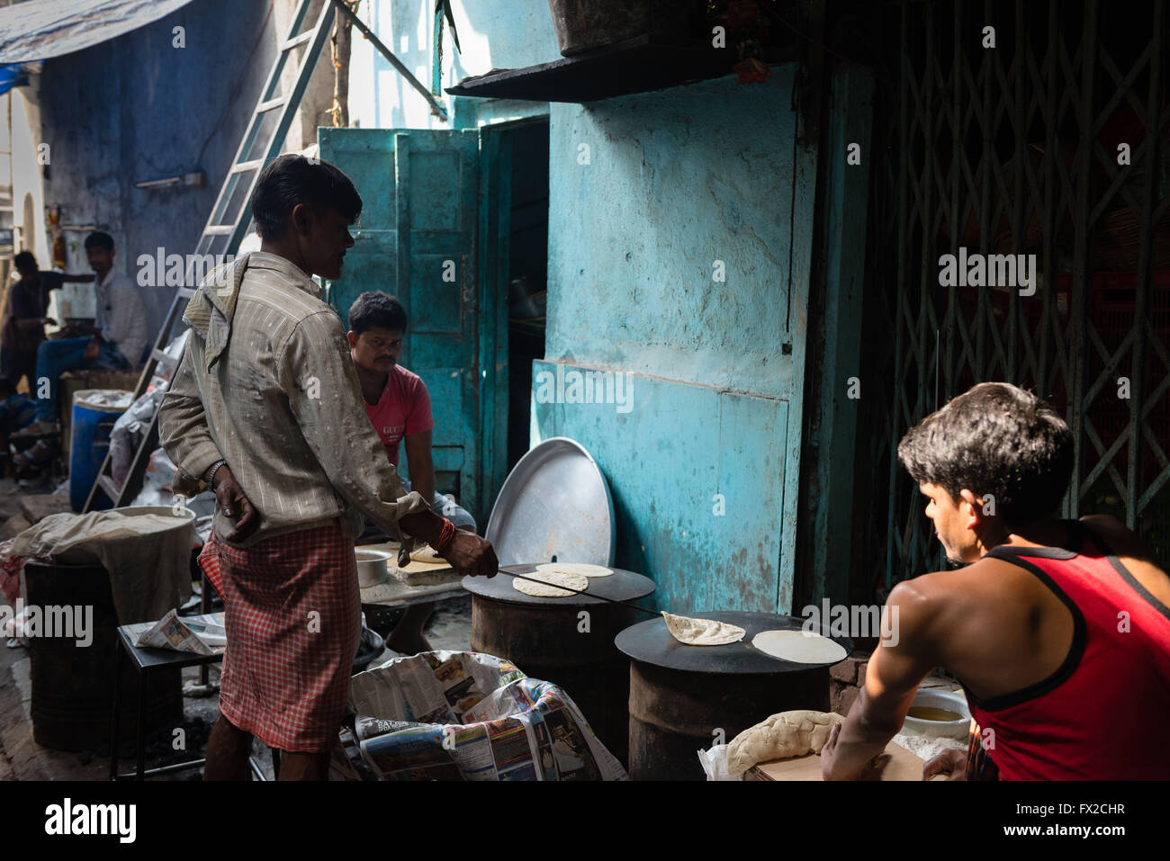 Männer backen Brot für lokale Restaurants im Stadtteil Pydhone von Mumbai Stockfoto
