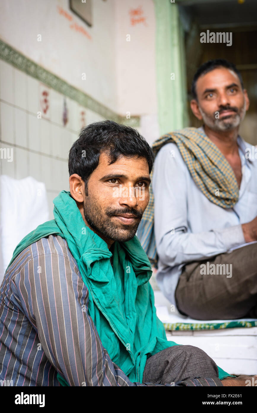 Gruppe von indischen Männern in Chandni Chowk Gewürzmarkt, Old Delhi Stockfoto