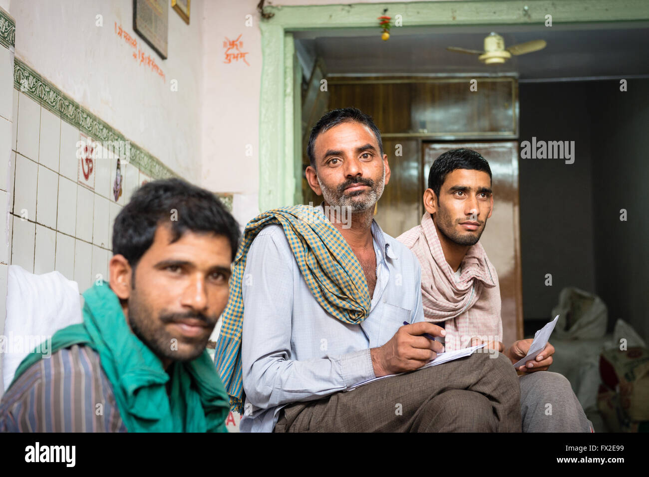 Gruppe von indischen Männern in Chandni Chowk Gewürzmarkt, Old Delhi Stockfoto