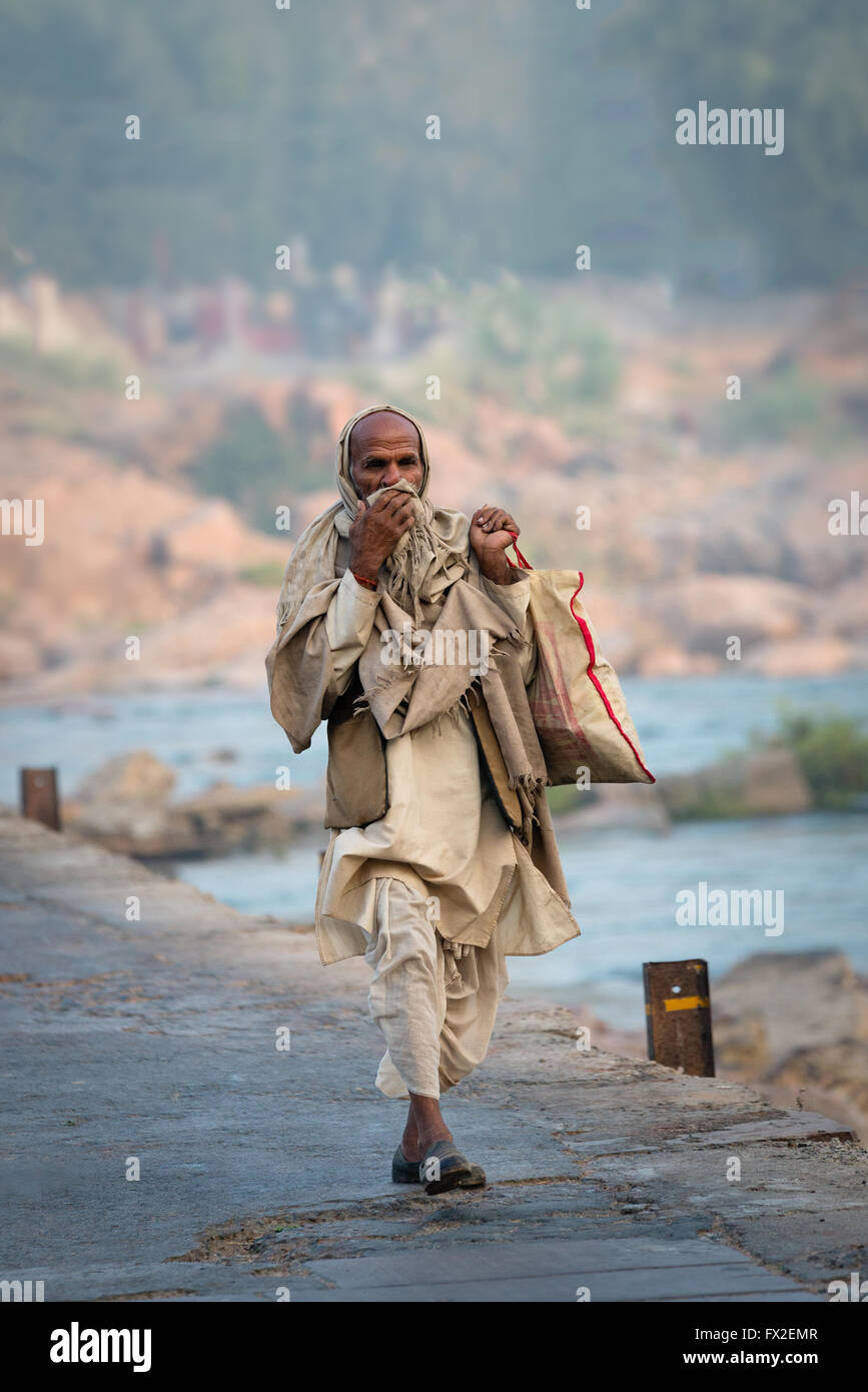 Indischer Mann in den frühen Morgenstunden am Dorf von Orchha Stockfoto