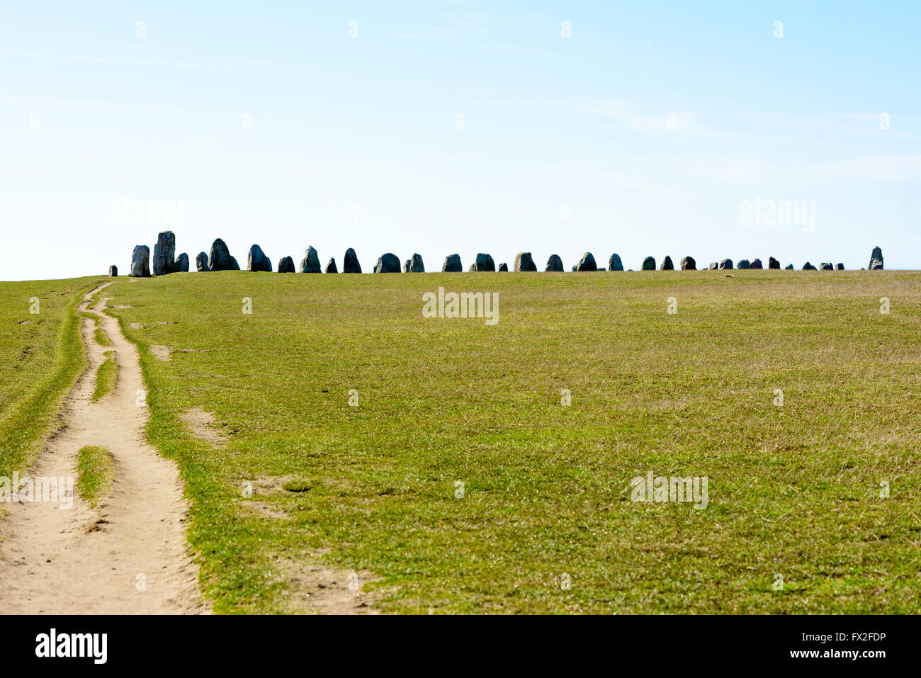 Die Megalith-Monument Ales Stones in Skane, Südschweden, ist eine steinerne Schiff von 67 Metern. Es ist eine berühmte Reise Attraktion wi Stockfoto