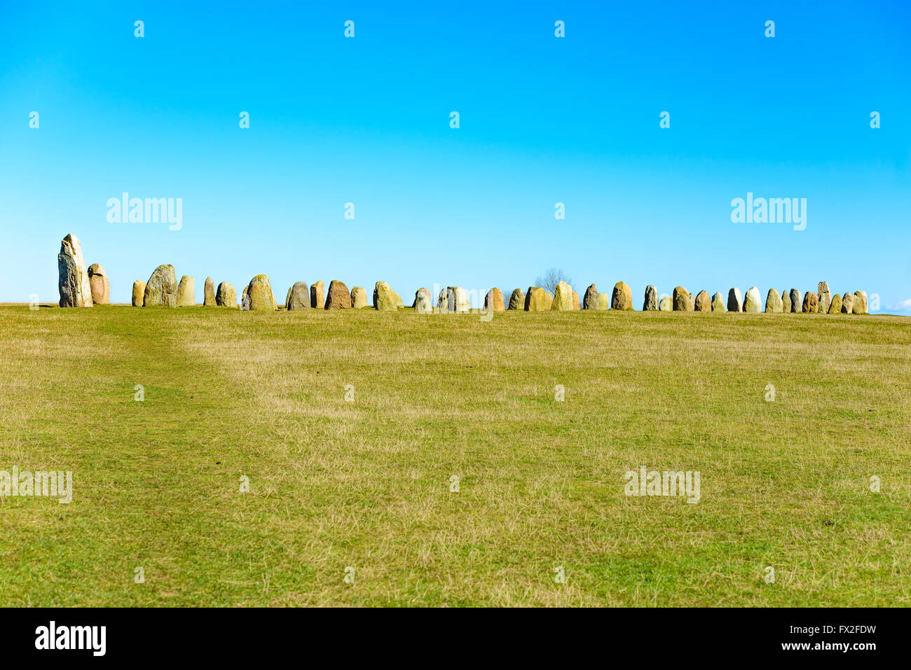 Die Megalith-Monument Ales Stones in Skane, Südschweden, ist eine steinerne Schiff von 67 Metern. Es ist eine berühmte Reise Attraktion wi Stockfoto
