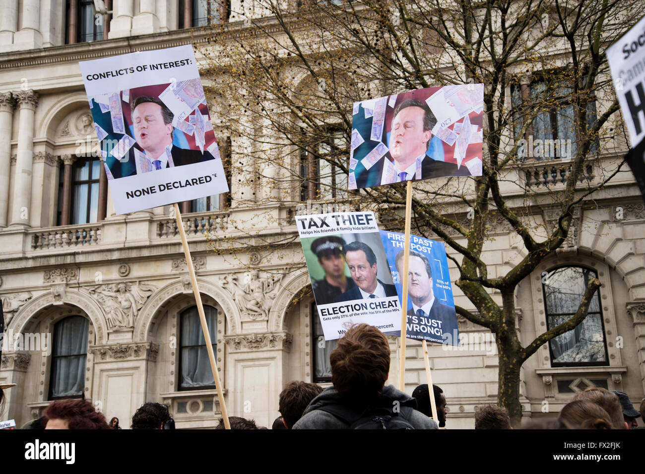 Demonstranten in Whitehall, London, England UK am 9. April 2016 fordern Premierminister David Cameron zum Rücktritt. Stockfoto