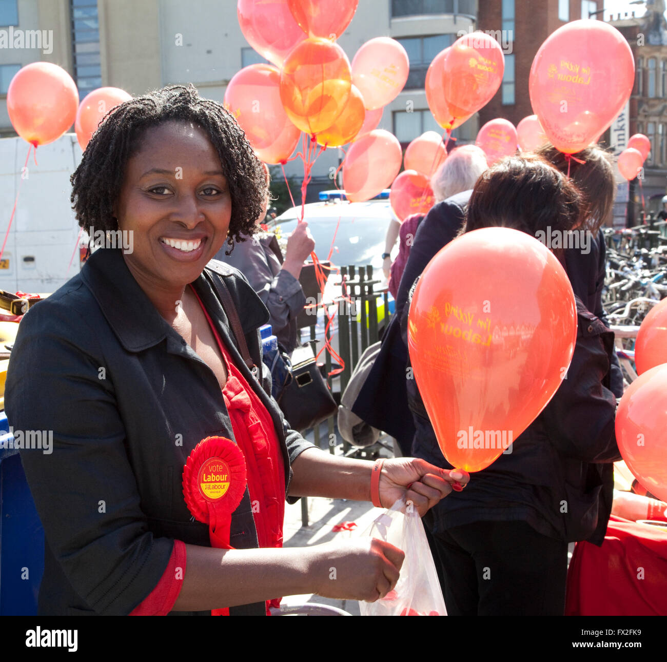 Dawn Butler MP mit Luftballons Stockfoto