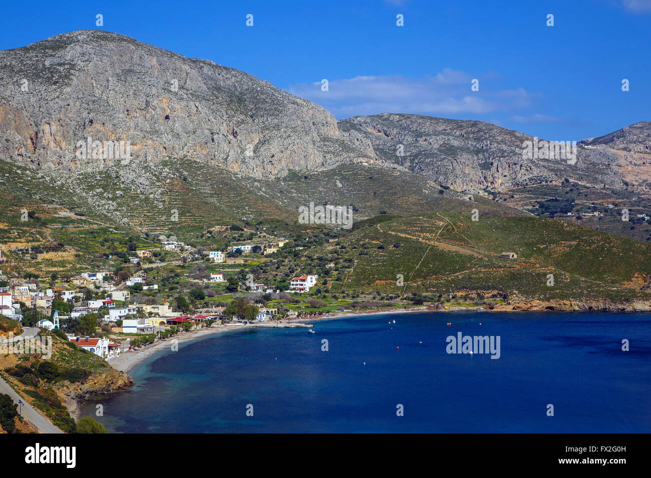 Blaues Meer und die Berge bei Emborios Bay Kalymnos, Griechenland Stockfoto
