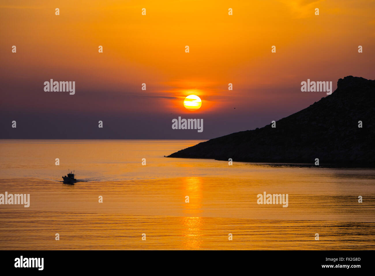 Angelboot/Fischerboot kehrt nach Hause zurück, Sonnenuntergang, am Tagesende Stockfoto