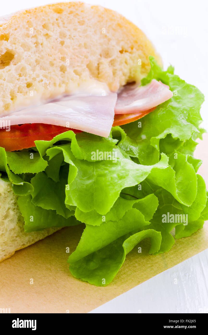 Club Sandwich mit Schinken und Salat, eine gute Auswahl an sauberen und gesunden Essen. Stockfoto