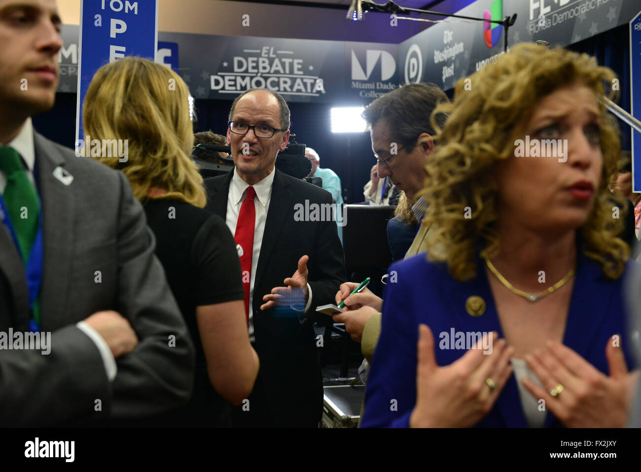 Univision News und der Washington Post demokratischen primäre Präsidentendebatte sanktioniert durch die Democratic National Committee - Spin Room in Miami Dade College Featuring: Arbeitsminister Thomas Perez, Rep Debbie Wasserman Schultz DNC Stuhl wo: Miami, Stockfoto