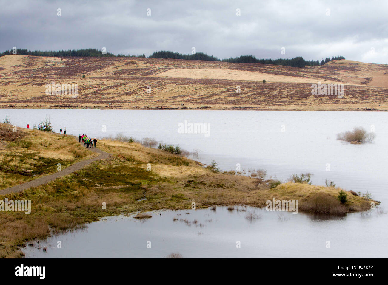 Wanderer mit den John Muir Weg mit Loch im Vordergrund Pic Peter Devlin Stockfoto