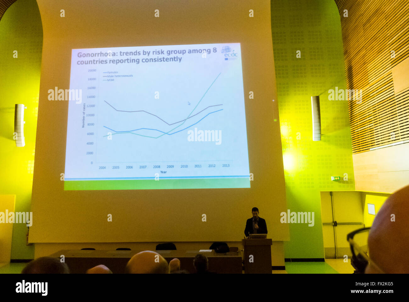 Paris, Frankreich, HIV AIDS Scientific Meeting, 'Post CROI 2016', 'CoreVIH IDF' Dr. Jade Ghosn (Hopital Ho-tel Dieu) auf dem Podium, Vortrag über Prep Prevention Slide mit steigenden SZT-Raten Gonorrea von 2004, Wissenschaftskonferenz Stockfoto