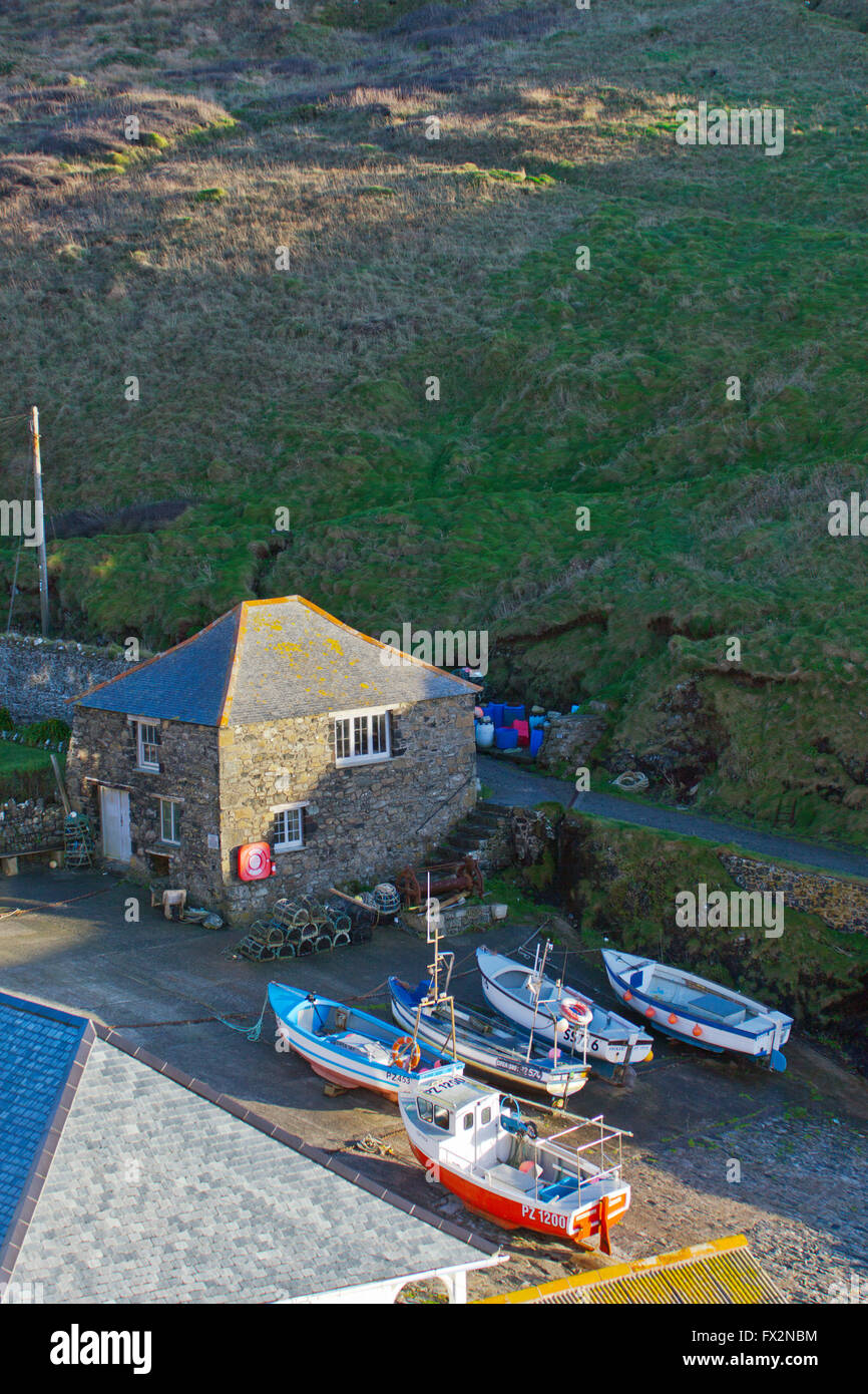 Angelboote/Fischerboote zogen sich aus dem Wasser im Hafen von Mullion Cove auf der Halbinsel Lizard, Cornwall, England, UK Stockfoto