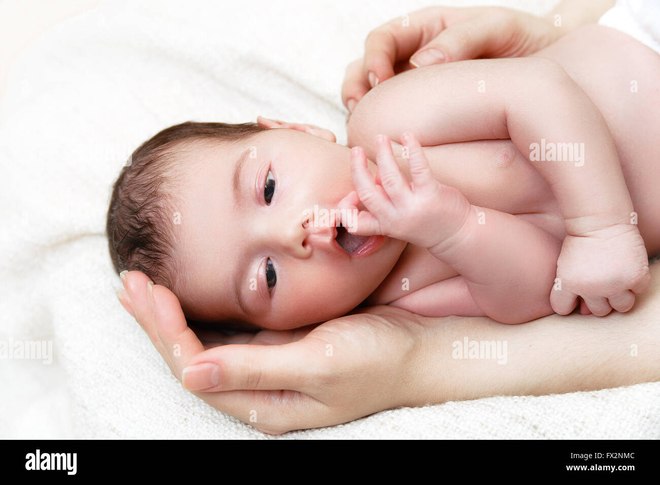 Neugeborenes Baby in Mutters Händen Stockfoto