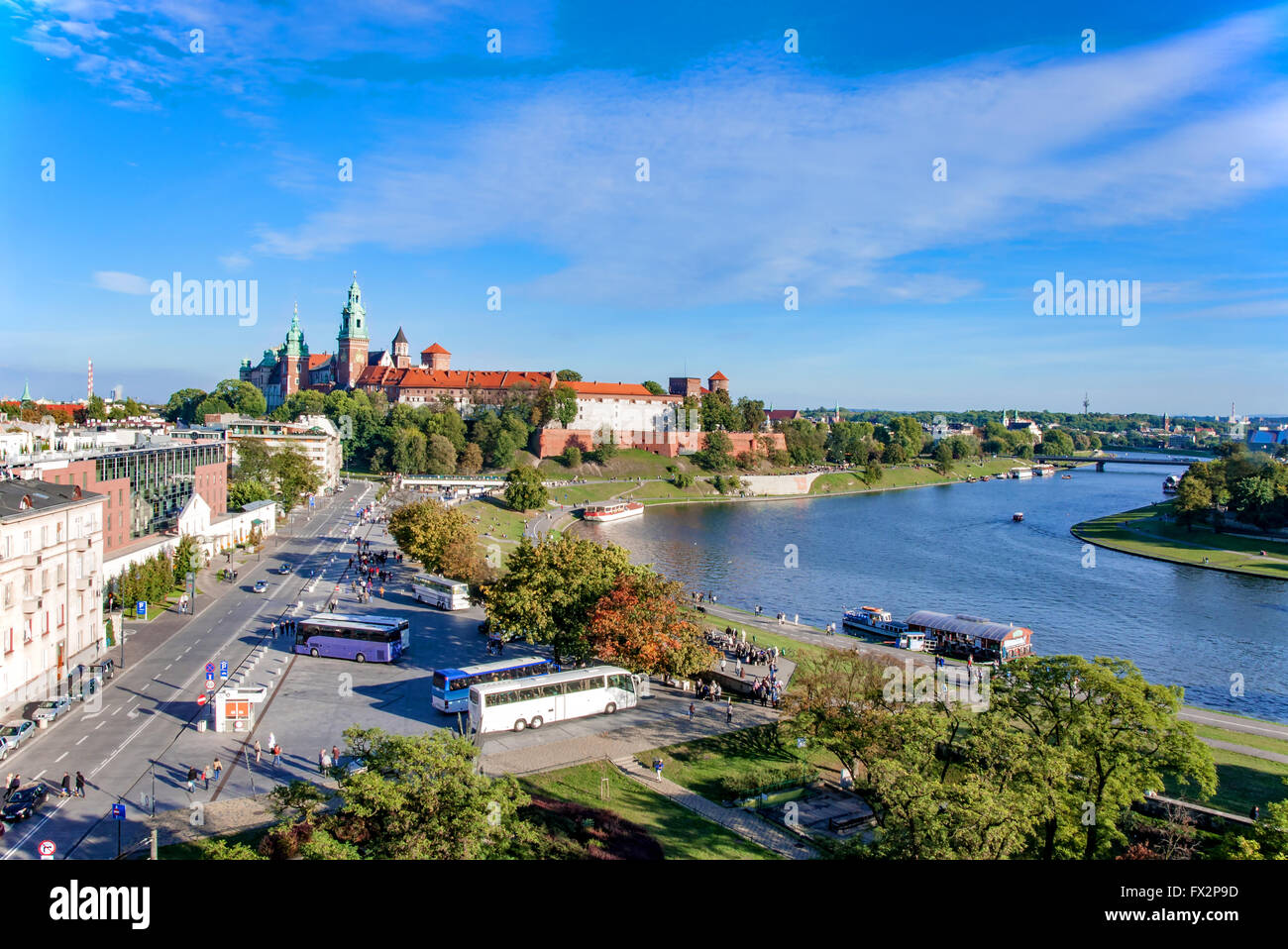 Krakau, Polen: Stadtansicht mit historischen Wawel Königsschloss, Kathedrale, Vistula Flusses, Touristen, Parkplätze und Hotels. Luftbild Stockfoto