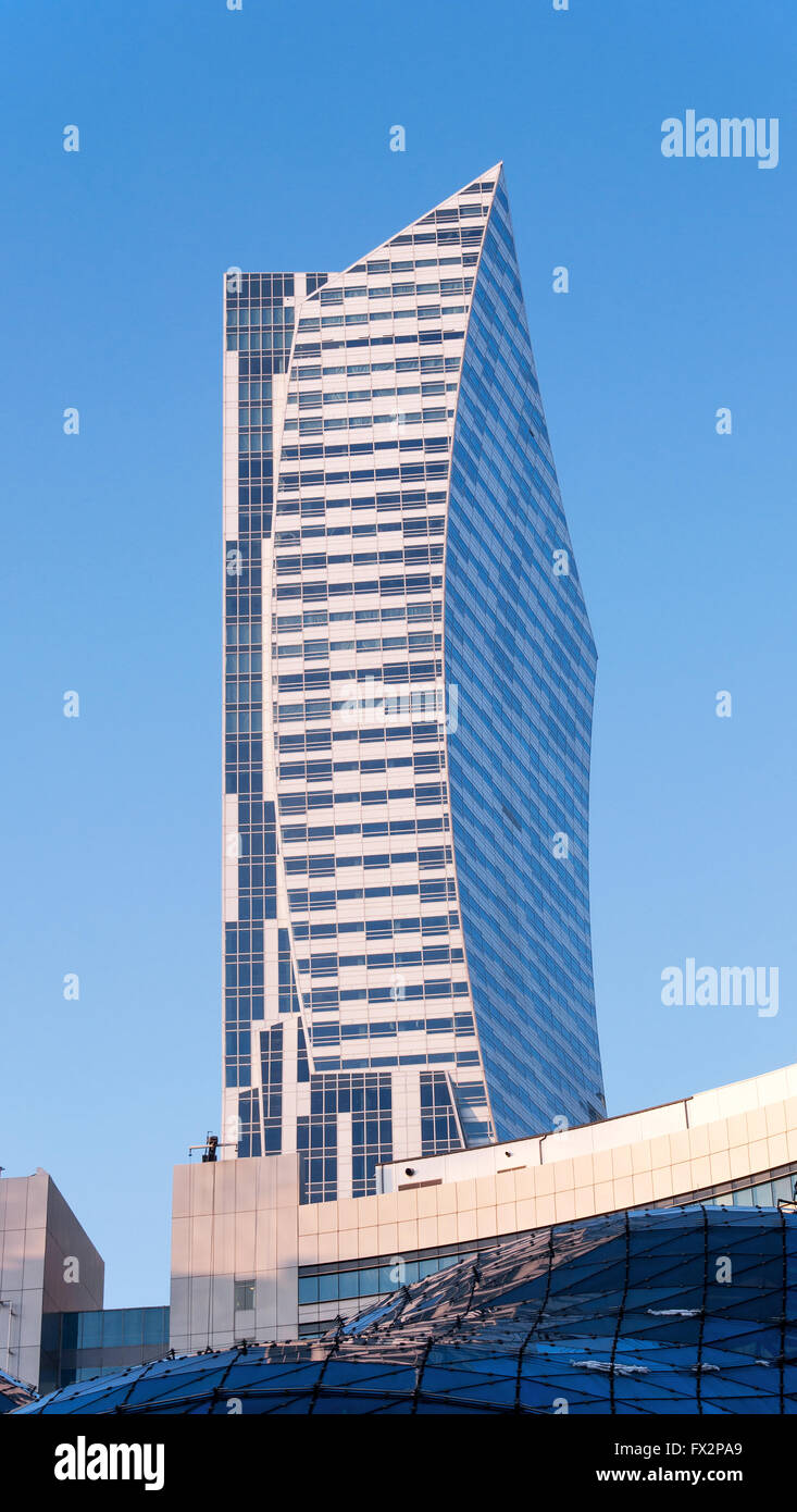Moderne Bürogebäude im Stadtzentrum von Warschau. Asymmetrische Wolkenkratzer im postmodernen Stil. Stockfoto