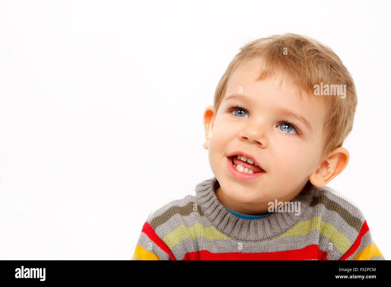 Gesicht von fröhlicher Junge in Winterbekleidung suchen auf weißem Hintergrund Stockfoto