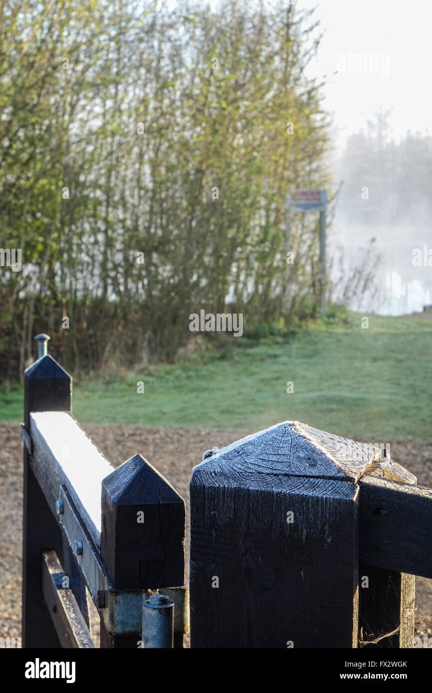 Henlow, Bedfordshire, Großbritannien. 10. April 2016. Am frühen Morgen Frost rund um die Seen in diesem beliebten Fischen und Wohnwagen auf dem Hicca an Henlow Bridge Seen in Bedfordshire, wo die Temperaturen prognostiziert werden in den nächsten Tagen zu erhöhen. Credit: Mick Flynn/Alamy leben Nachrichten Stockfoto