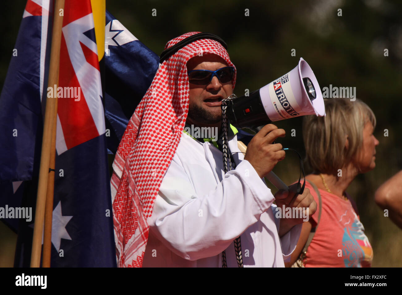 Sydney, Australien. 10. April 2016. Im Bild: George Jameson. Die australische Partei für die Freiheit Kundgebung eine gegen die Halal Expo 2016 am Eingang der Fairfield Showground. Sie sagen, dass die Halal Expo ist eine Manifestation des multikulturellen Wahnsinn halal-Produkte und Scharia-Recht in Deutschland zu fördern. Sie riefen die australische Bundesregierung zum Verbot der rituellen Schlachtung in Australien. Sie wollten auch Bewusstsein zu schaffen und die Gefahren Sharia Gesetz Posen zu den Australian Way of Life zu markieren. Bildnachweis: Richard Milnes/Alamy Live-Nachrichten Stockfoto