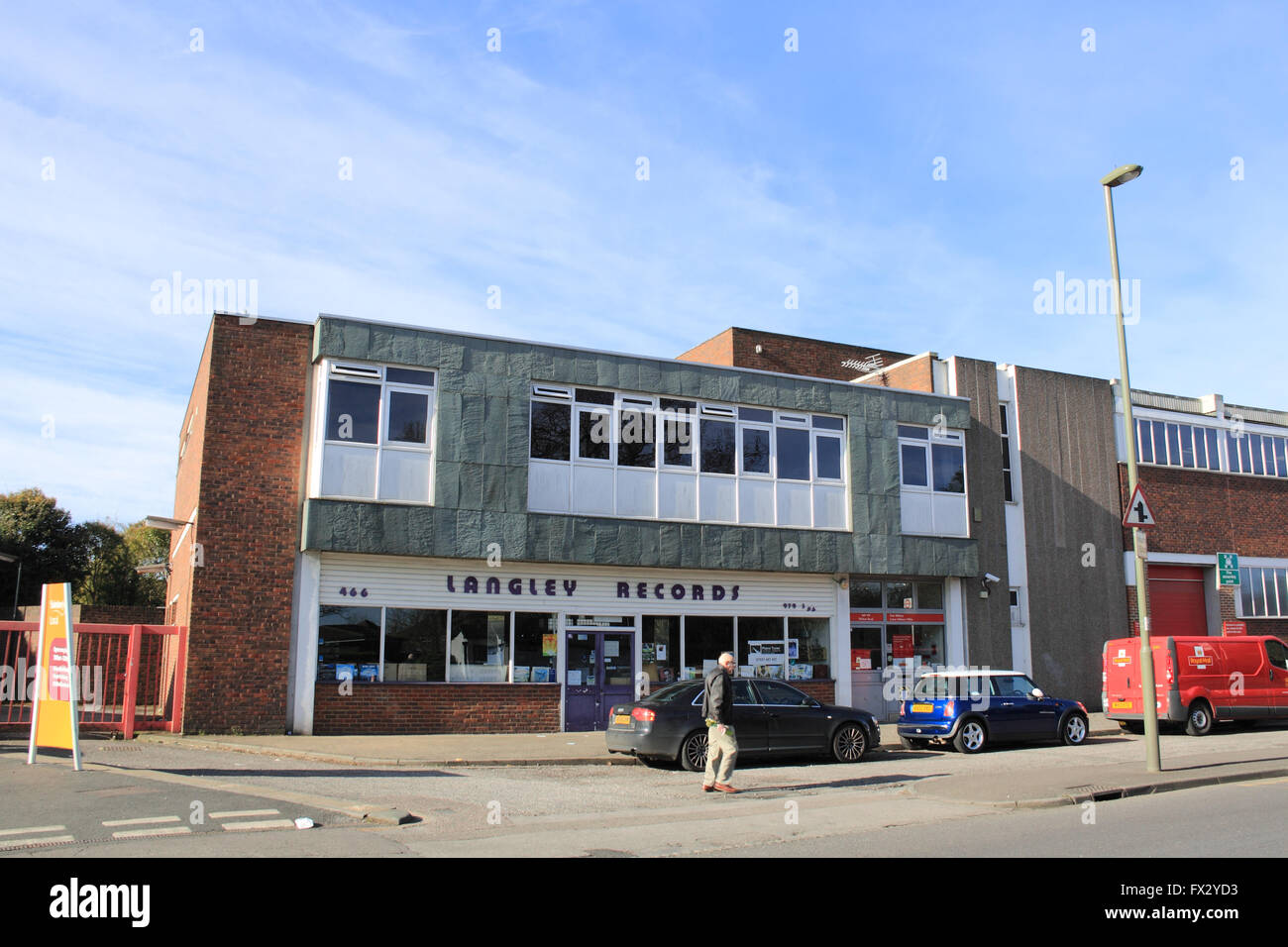 West Molesey, Surrey, England, UK. 10. April 2016. Langley Records ist, schließen Sie nach der Genehmigung eines Royal Mail Planung Anwendung Appell an ihre Räumlichkeiten erweitern Debitor erstellen Service Point und Personal WC. Der ursprüngliche Antrag wurde im Juli 2015 von Elmbridge Borough Council abgelehnt. Langley Datensätze seit 43 Jahren am gleichen Standort in Walton Road. Der Shop ist einer der wenigen im Land noch zu verkaufen, nur Vinyl-Schallplatten und ihren und ist sehr beliebt und geschätzt von den Kunden von in der Nähe und weit. Mehr als 2.350 Menschen unterschrieben eine Petition, um den Speicher zu speichern. Stockfoto