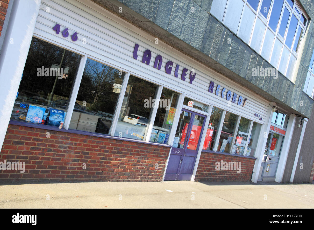 West Molesey, Surrey, England, UK. 10. April 2016. Langley Records ist, schließen Sie nach der Genehmigung eines Royal Mail Planung Anwendung Appell an ihre Räumlichkeiten erweitern Debitor erstellen Service Point und Personal WC. Der ursprüngliche Antrag wurde im Juli 2015 von Elmbridge Borough Council abgelehnt. Langley Datensätze seit 43 Jahren am gleichen Standort in Walton Road. Der Shop ist einer der wenigen im Land noch zu verkaufen, nur Vinyl-Schallplatten und ihren und ist sehr beliebt und geschätzt von den Kunden von in der Nähe und weit. Mehr als 2.350 Menschen unterschrieben eine Petition, um den Speicher zu speichern. Stockfoto
