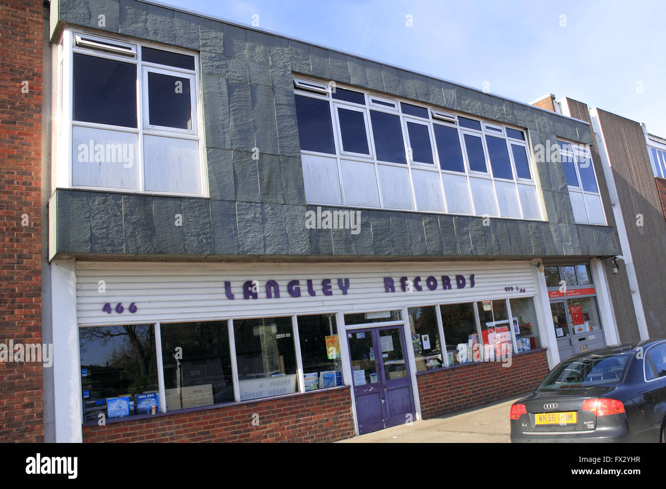 West Molesey, Surrey, England, UK. 10. April 2016. Langley Records ist, schließen Sie nach der Genehmigung eines Royal Mail Planung Anwendung Appell an ihre Räumlichkeiten erweitern Debitor erstellen Service Point und Personal WC. Der ursprüngliche Antrag wurde im Juli 2015 von Elmbridge Borough Council abgelehnt. Langley Datensätze seit 43 Jahren am gleichen Standort in Walton Road. Der Shop ist einer der wenigen im Land noch zu verkaufen, nur Vinyl-Schallplatten und ihren und ist sehr beliebt und geschätzt von den Kunden von in der Nähe und weit. Mehr als 2.350 Menschen unterschrieben eine Petition, um den Speicher zu speichern. Stockfoto