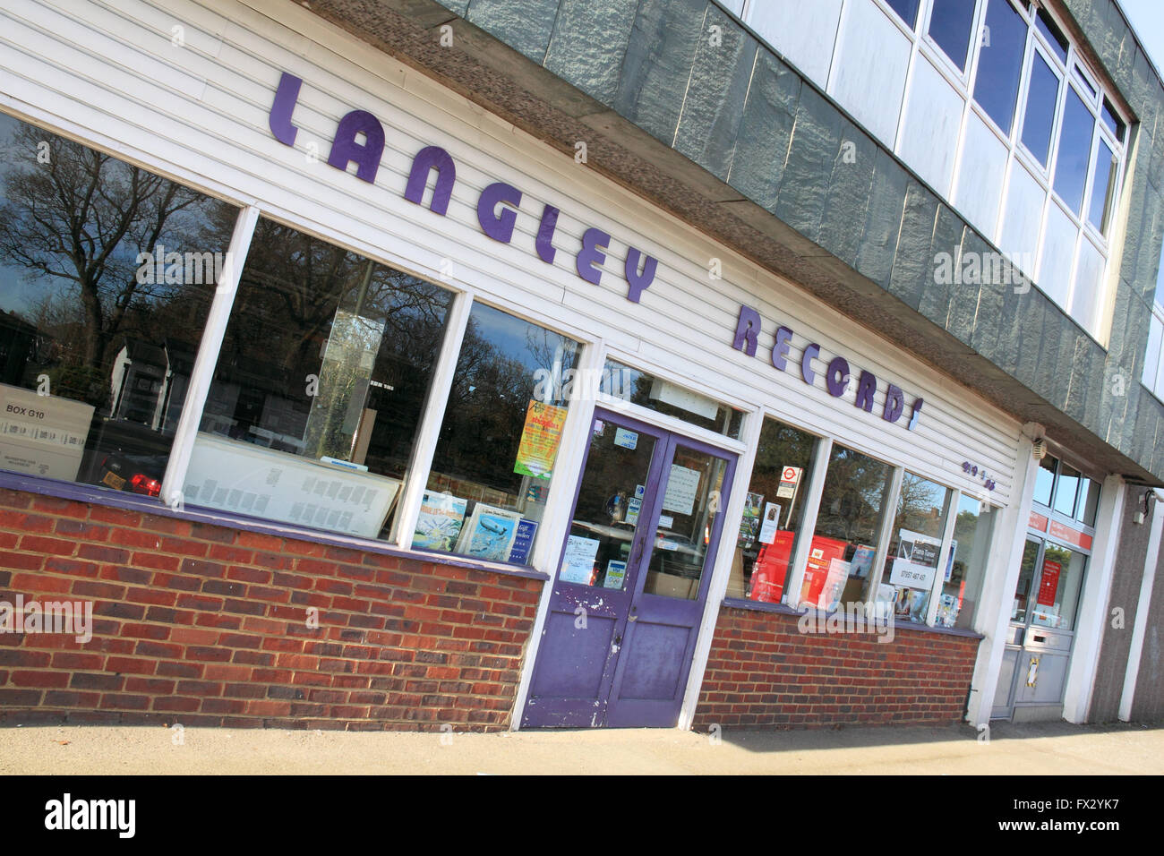 West Molesey, Surrey, England, UK. 10. April 2016. Langley Records ist, schließen Sie nach der Genehmigung eines Royal Mail Planung Anwendung Appell an ihre Räumlichkeiten erweitern Debitor erstellen Service Point und Personal WC. Der ursprüngliche Antrag wurde im Juli 2015 von Elmbridge Borough Council abgelehnt. Langley Datensätze seit 43 Jahren am gleichen Standort in Walton Road. Der Shop ist einer der wenigen im Land noch zu verkaufen, nur Vinyl-Schallplatten und ihren und ist sehr beliebt und geschätzt von den Kunden von in der Nähe und weit. Mehr als 2.350 Menschen unterschrieben eine Petition, um den Speicher zu speichern. Stockfoto