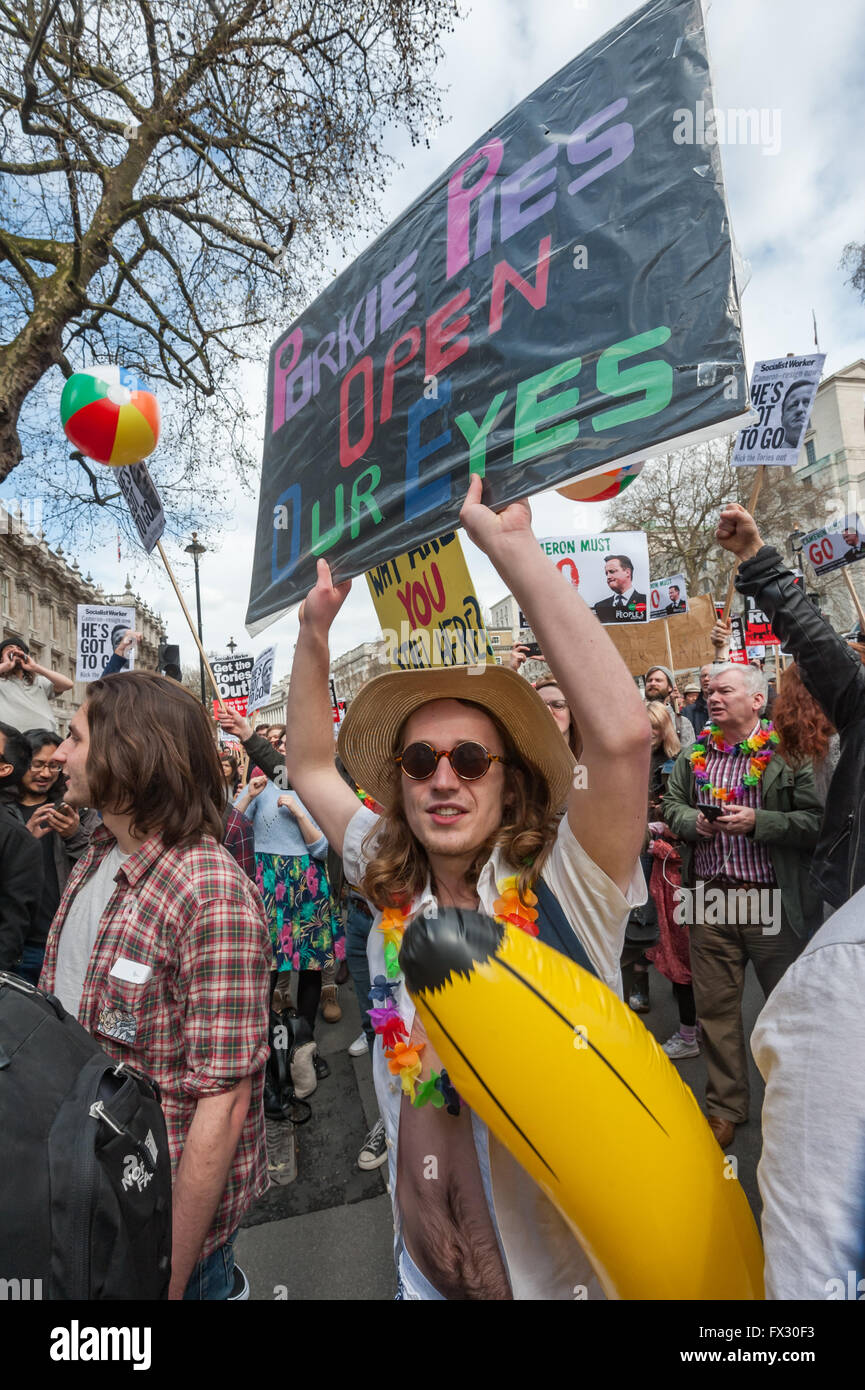 London, UK. 9. April 2016. Rund 2.000 Demonstranten ist eine Kundgebung blockiert Whitehall außerhalb Downing St, Cameron wegen des Mangels an Vertrauen über seine finanziellen Angelegenheiten nach Offenbarungen in der Panama-Papiere zum Rücktritt auffordern. Viele Demonstranten gekommen im Party-Modus, mit Blumen Girlanden, Panamahüte und entsprechend mittelamerikanischen Kleid oder Schwein aromatisierten Plakate.  Peter Marshall/Alamy Live-Nachrichten Stockfoto