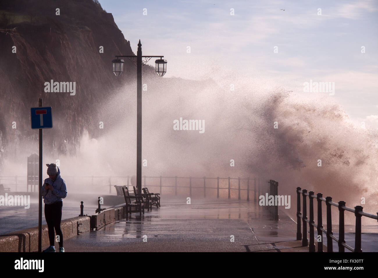 Sidmouth, Devon, 10. April 2016. UK-Wetter: Stürmische Meere entlang der Strandpromenade Esplanade in Sidmouth, Devon.  Bildnachweis: Süd-West Fotos/Alamy Live-Nachrichten Stockfoto