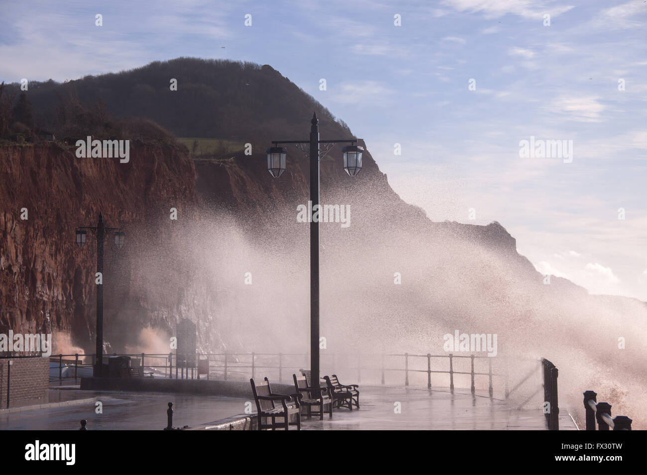 Sidmouth, Devon, 10. April 2016. UK-Wetter: Stürmische Meere entlang der Strandpromenade Esplanade in Sidmouth, Devon.  Bildnachweis: Süd-West Fotos/Alamy Live-Nachrichten Stockfoto