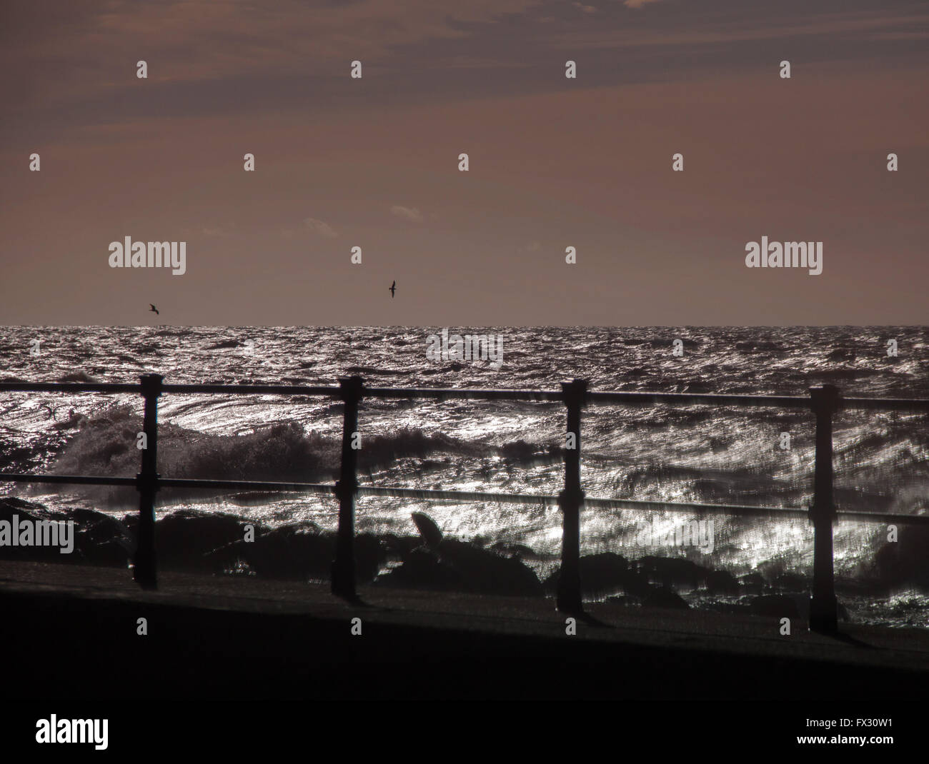 Sidmouth, Devon, 10. April 2016. UK-Wetter: Stürmische Meere entlang der Strandpromenade Esplanade in Sidmouth, Devon.  Bildnachweis: Süd-West Fotos/Alamy Live-Nachrichten Stockfoto