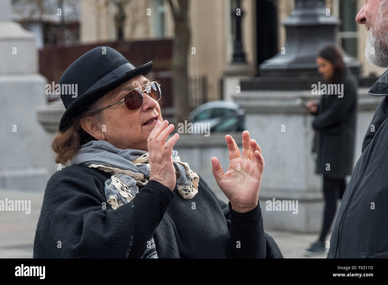 London, UK. 9. April 2016. Die UK Congreso de Los Pueblos und Marcha Patriotica von Colombia Solidarity Campaign unterstützt statt einen Notfall-Protest am Trafalagar Square am selben Tag als Proteste in Kolumbien gegen politische Verfolgung und fordern ein Ende zu paramilitärischen Tötungen. Sie wollen Frieden, Menschenrechte und Demokratie in Kolumbien. Peter Marshall/Alamy Live-Nachrichten Stockfoto