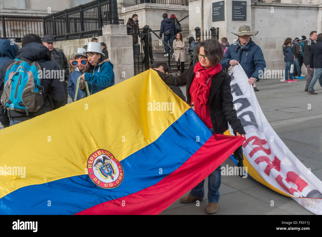 London, UK. 9. April 2016. Die UK Congreso de Los Pueblos und Marcha Patriotica von Colombia Solidarity Campaign unterstützt statt einen Notfall-Protest am Trafalagar Square am selben Tag als Proteste in Kolumbien gegen politische Verfolgung und fordern ein Ende zu paramilitärischen Tötungen. Sie wollen Frieden, Menschenrechte und Demokratie in Kolumbien. Peter Marshall/Alamy Live-Nachrichten Stockfoto