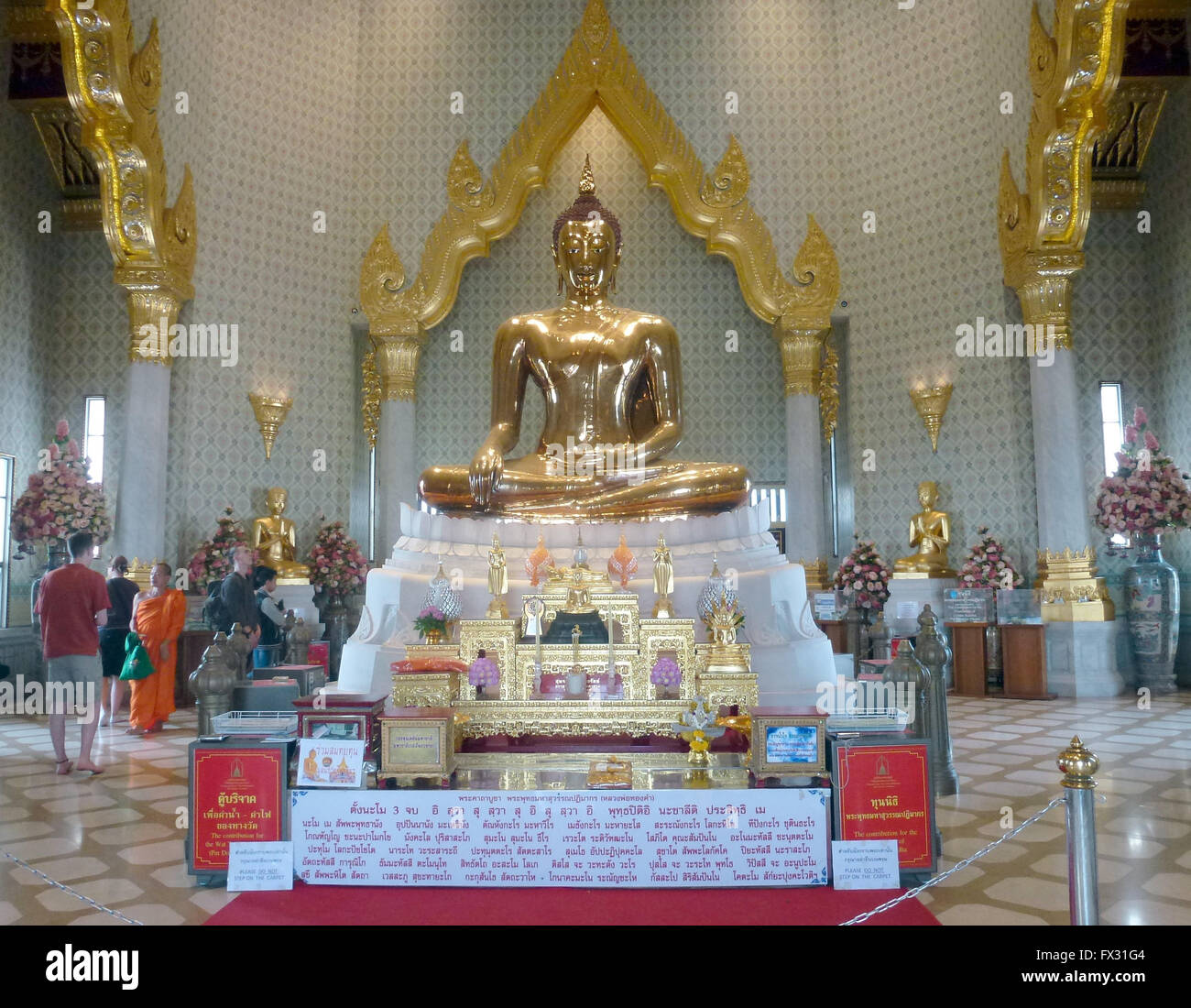 Bangkok, Thailand. 2. März 2016. Der goldene Buddha im Wat Traimit in Bangkok, Thailand, 2. März 2016. Der Wat Traimit, auch bekannt als Wat Traimit Withayaram Worawihan, ist ein buddhistischer Tempel (Wat) im Samphanthawong Bezirk von Bangkok. Es ist auch bekannt als "Tempel des goldenen Buddha" unter den Touristen. Die wichtigste touristische Attraktion ist dies mehr als 700 Jahre alten Buddha-Statue aus der Sukhothai-Periode. Die goldene Statue ist mehr als 3 Meter hoch und wiegt rund 5,5 Tonnen. Foto: ALEXANDRA SCHULER/Dpa - NO-Draht-SERVICE-/ Dpa/Alamy Live News Stockfoto