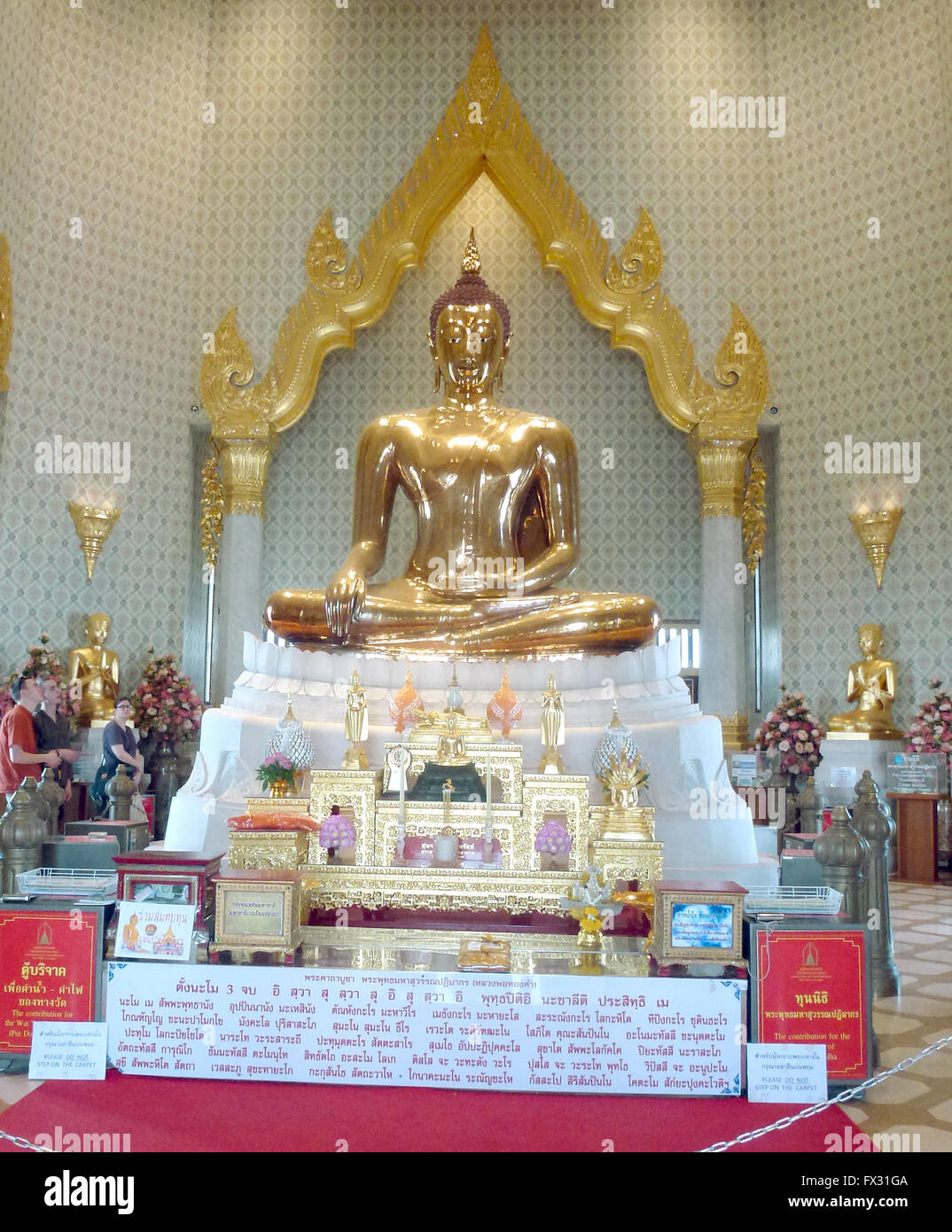 Bangkok, Thailand. 2. März 2016. Der goldene Buddha im Wat Traimit in Bangkok, Thailand, 2. März 2016. Der Wat Traimit, auch bekannt als Wat Traimit Withayaram Worawihan, ist ein buddhistischer Tempel (Wat) im Samphanthawong Bezirk von Bangkok. Es ist auch bekannt als "Tempel des goldenen Buddha" unter den Touristen. Die wichtigste touristische Attraktion ist dies mehr als 700 Jahre alten Buddha-Statue aus der Sukhothai-Periode. Die goldene Statue ist mehr als 3 Meter hoch und wiegt rund 5,5 Tonnen. Foto: ALEXANDRA SCHULER/Dpa - NO-Draht-SERVICE-/ Dpa/Alamy Live News Stockfoto
