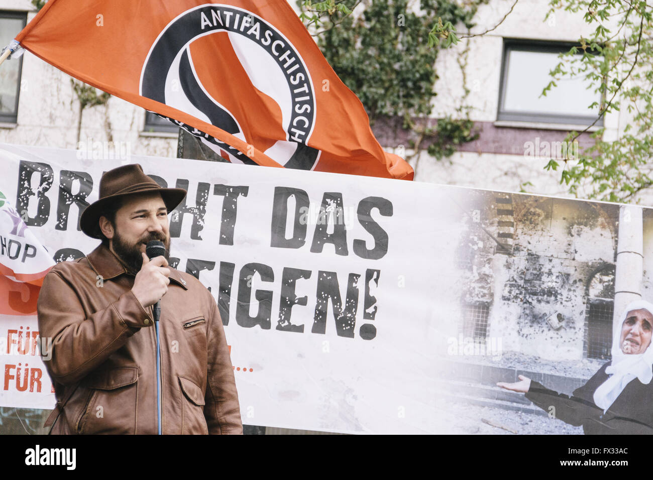 Berlin, Berlin, Deutschland. 10. April 2016. Demonstrant vor Fahnen und Flaggen während der Anti-AKP-Rallye in Berlin Kreuzberg gegen die angekündigten Demonstrationen der türkischen Nationalisten und richtige Ultragruppen am Berliner Hermannplatz, die nicht stattgefunden hat. Bildnachweis: Jan Scheunert/ZUMA Draht/Alamy Live-Nachrichten Stockfoto