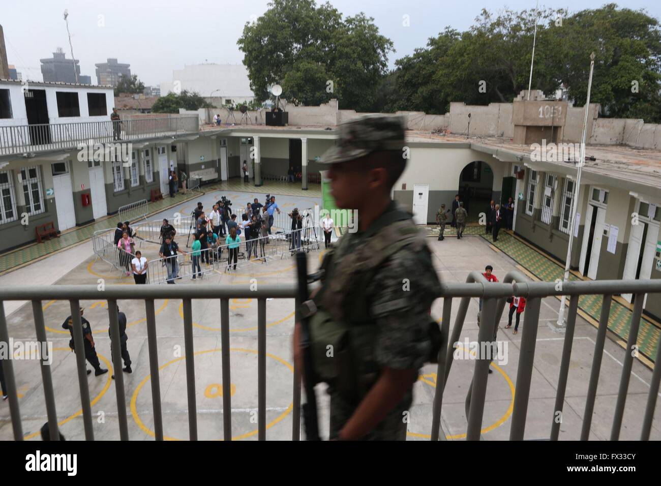 Lima, Peru. 10. April 2016. Ein Soldat steht Wache in einem Wahllokal im Bezirk San Isidro in Lima, Peru, am 10. April 2016. Mehr als 5.000 Wahllokalen und 77.000 Wahlkabinen geöffnet um 08:00 am Wahltag in der rund 23 Millionen Peruaner begonnen, für des Landes neue Präsident, Vizepräsident und 130 Kongressabgeordneten zu stimmen. © Oscar Farje Gomero/ANDINA/Xinhua/Alamy Live-Nachrichten Stockfoto