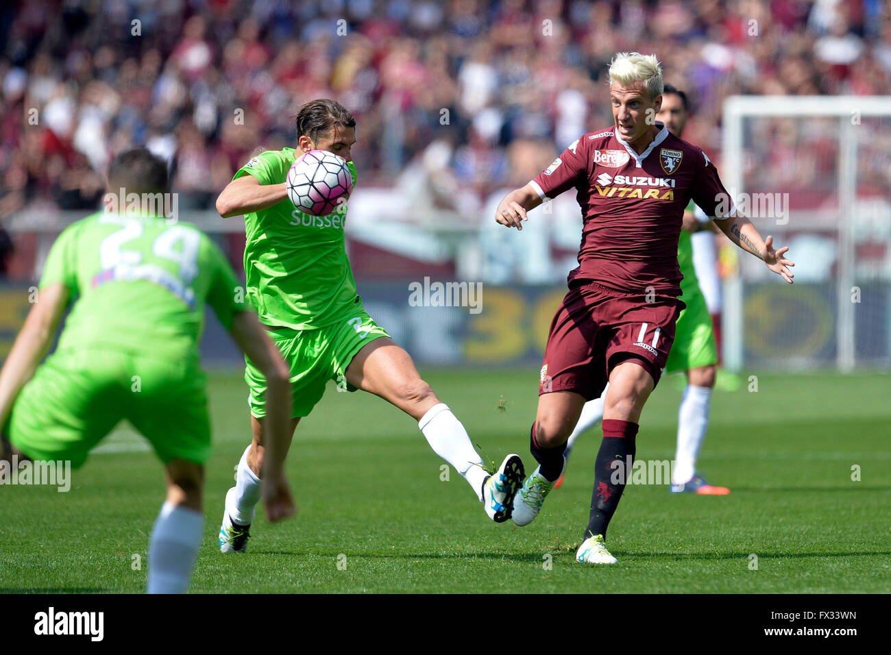 Turin, Italien. 10. April 2016. Serie A Fußball. Torino gegen Atalanta Bergamo. Maxi Lopez spielt den Ball Credit: Action Plus Sport Bilder/Alamy Live News Stockfoto