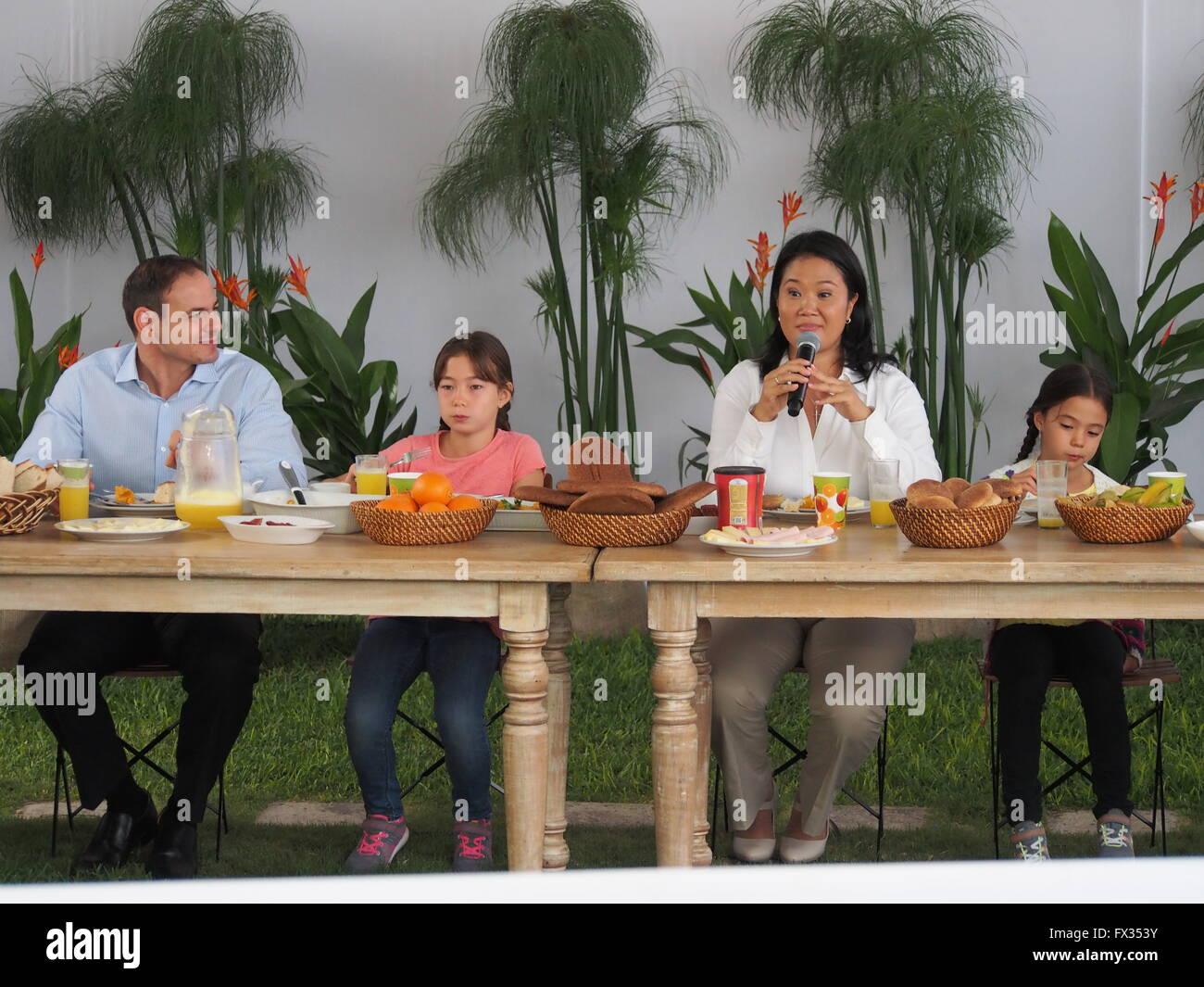 Lima, Peru. 10. April 2016. Kandidatin Keiko Fujimori und ihre Familie frühstückte mit Medien vor dem Schlafengehen in Lima zu stimmen. © Carlos Garcia Granthon/Pacific Press/Alamy Live-Nachrichten Stockfoto