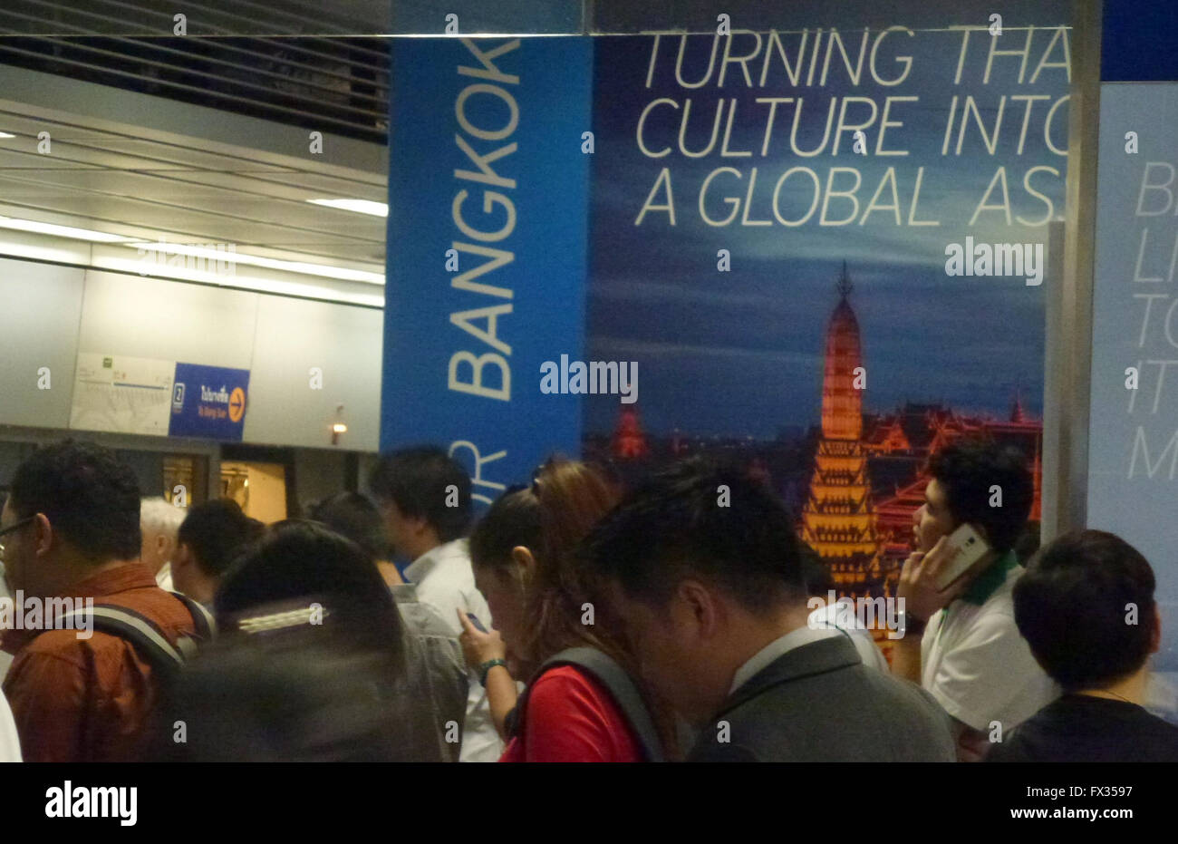 Bangkok, Thailand. 3. März 2016. Passagiere warten auf eine u-Bahn in Bangkok, Thailand, 3. März 2016. Die gesamte Plattform ist getrennt und von den Gleisen durch Glasscheiben gesichert. Foto: ALEXANDRA SCHULER/Dpa - NO-Draht-SERVICE-/ Dpa/Alamy Live News Stockfoto